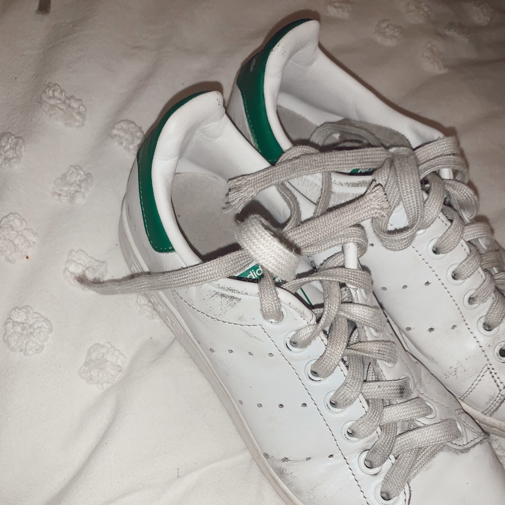 stan smith green and white tennis shoes